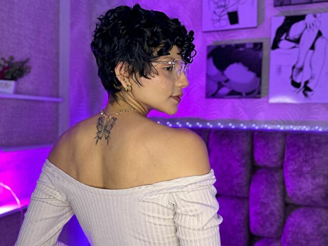 Naomyloves On Xcams For A Hot Live Sex Cam Show